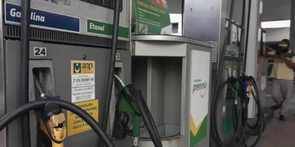 Distribuidoras e postos de combustíveis começam a enfrentar dificuldades para comprar produtos devido à suspensão de importações por empresas privadas.