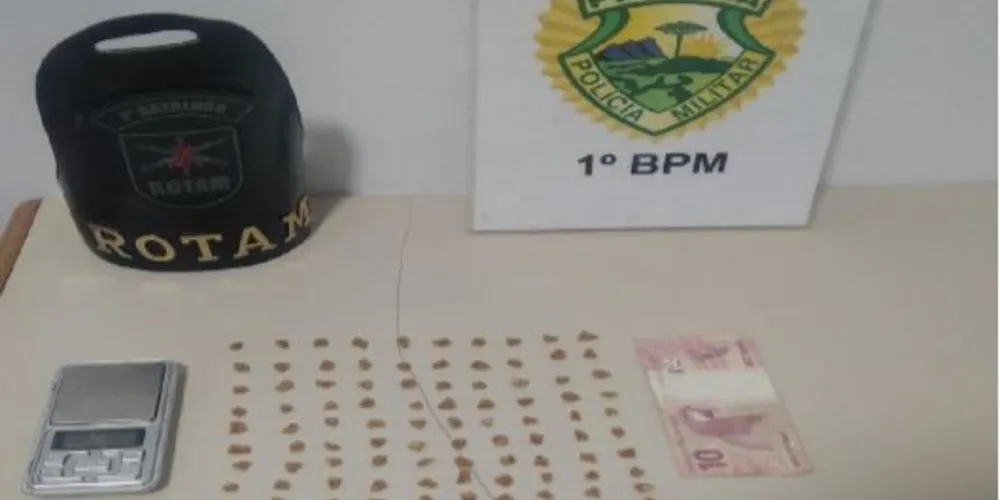 A droga foi apreendida e levada até a delegacia de Carambeí.