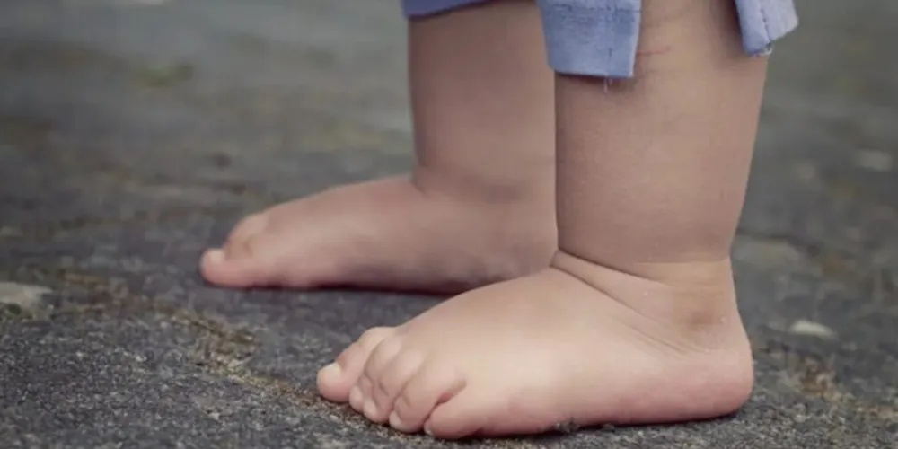 Sozinha e apenas de fralda, uma criança de 1 ano foi resgatada após ser vista caminhando por ruas de Araucária.