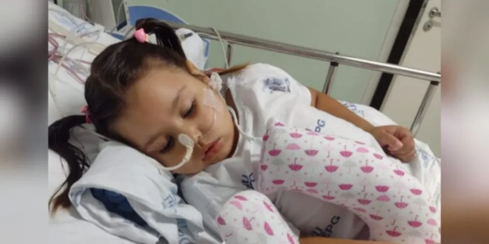 Nicolly Ligoski Rauch, de apenas 3 anos, sofre com as sequelas de uma parada cardiorrespiratória.