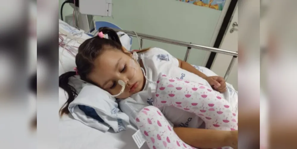 Nicolly Ligoski Rauch, de apenas 3 anos, sofre com as sequelas de uma parada cardiorrespiratória.