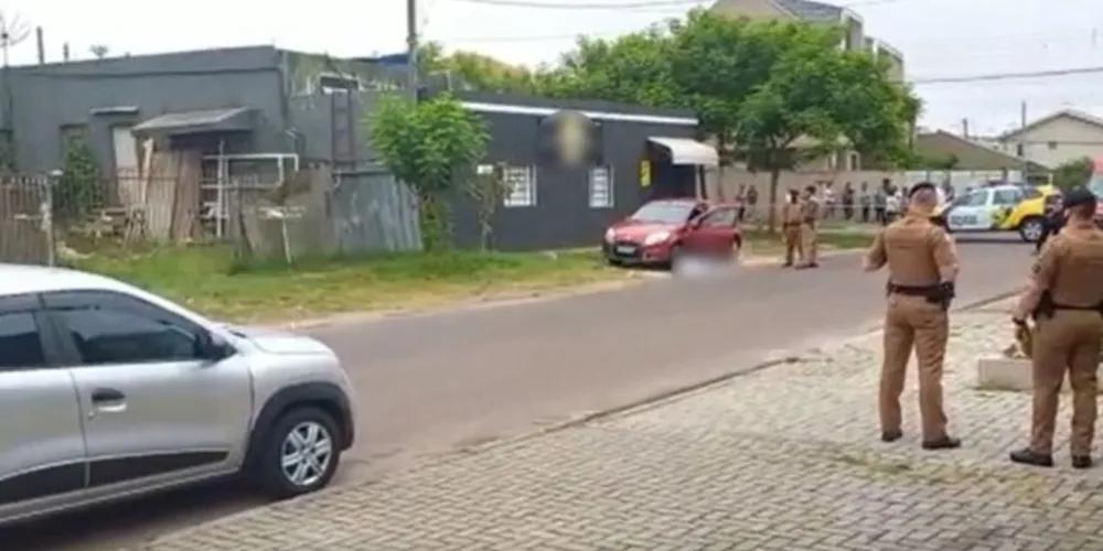 O crime aconteceu na rua Cidade de Palmas, próximo à esquina com a rua São José dos Pinhais, em Curitiba.