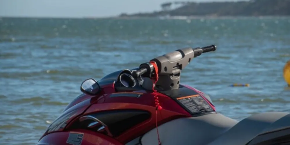 O homem foi encontrado, porém, a mulher submergiu e não foi mais vista.