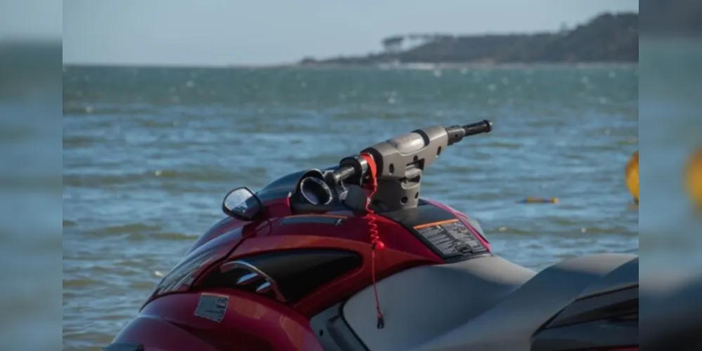 O homem foi encontrado, porém, a mulher submergiu e não foi mais vista.