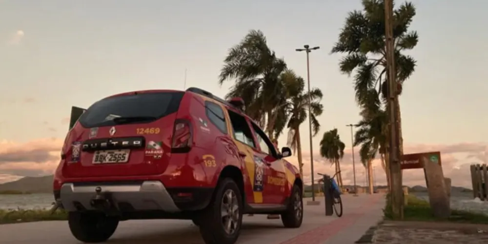 Um homem, de aproximadamente 60 anos, caiu na água na região do Trapiche da Feira Mar, na Baía de Antonina, Litoral do Paraná, e está desaparecido.