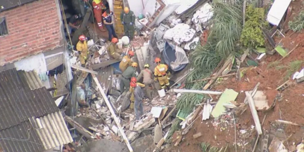 Chuvas provocam deslizamentos de terra e alagamentos em Francisco Morato.