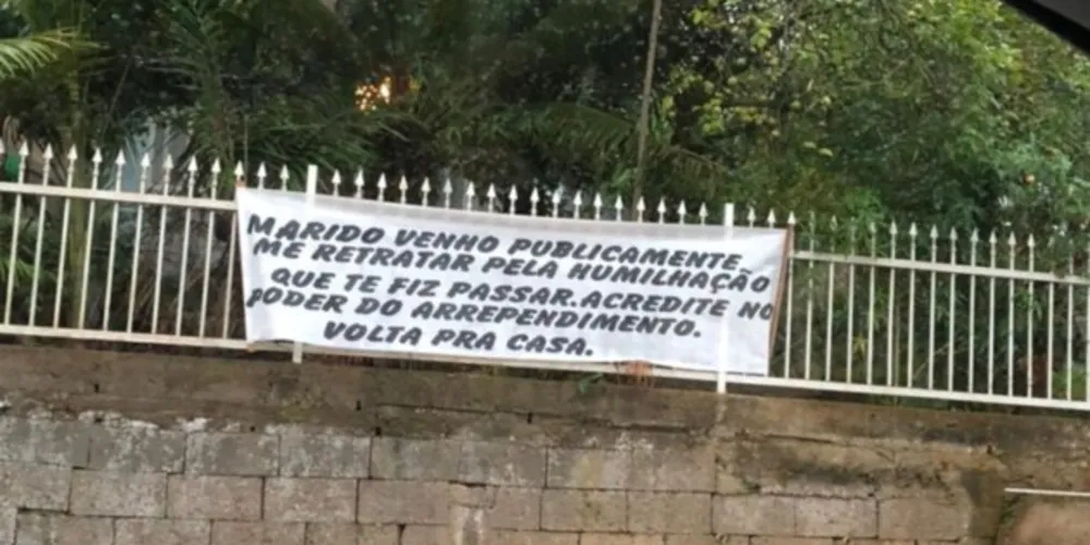Faixa com pedido de desculpas inusitado chama a atenção em Blumenau