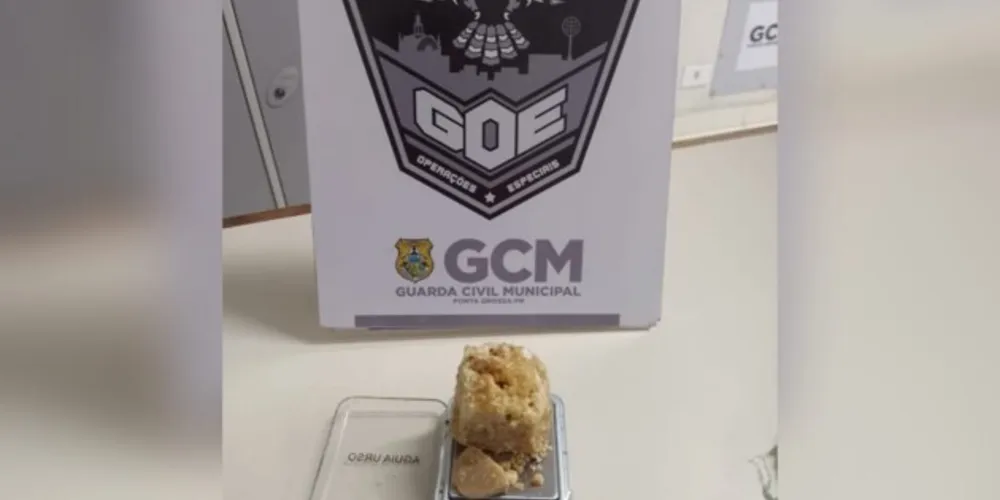 Na sacola havia uma balança de precisão e cerca de 60 gramas de crack.