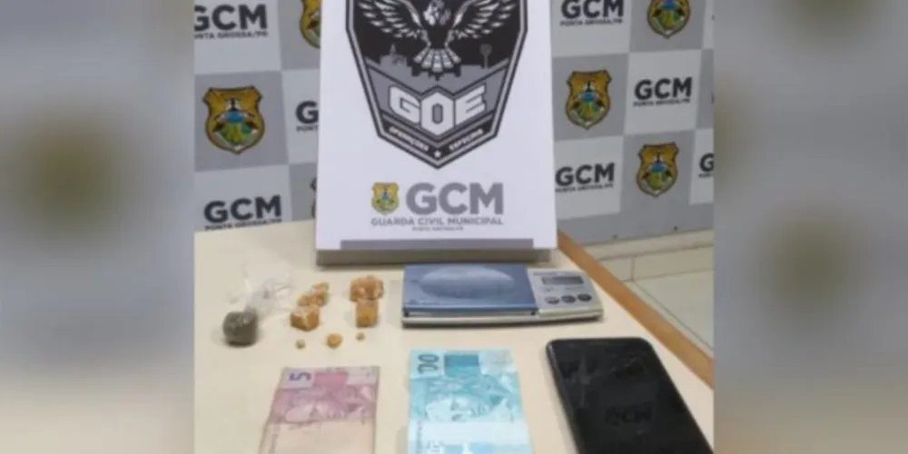 Foram encontradas sete pedras de crack, um invólucro de maconha, uma balança de precisão, dinheiro e um celular