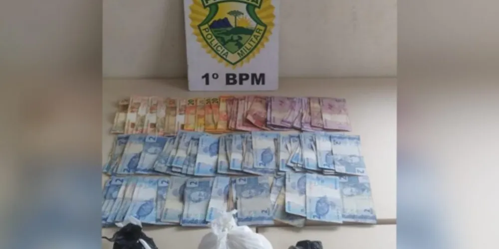 Drogas e dinheiro apreendidos na ação.