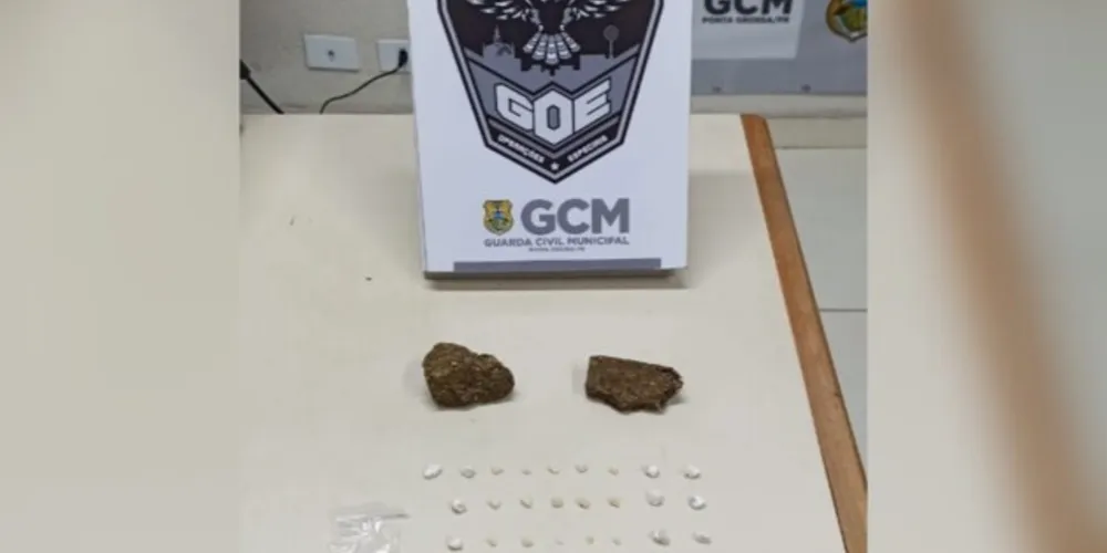 A equipe encontrou dois invólucros de maconha, 33 pedras de crack e um invólucro de cocaína.