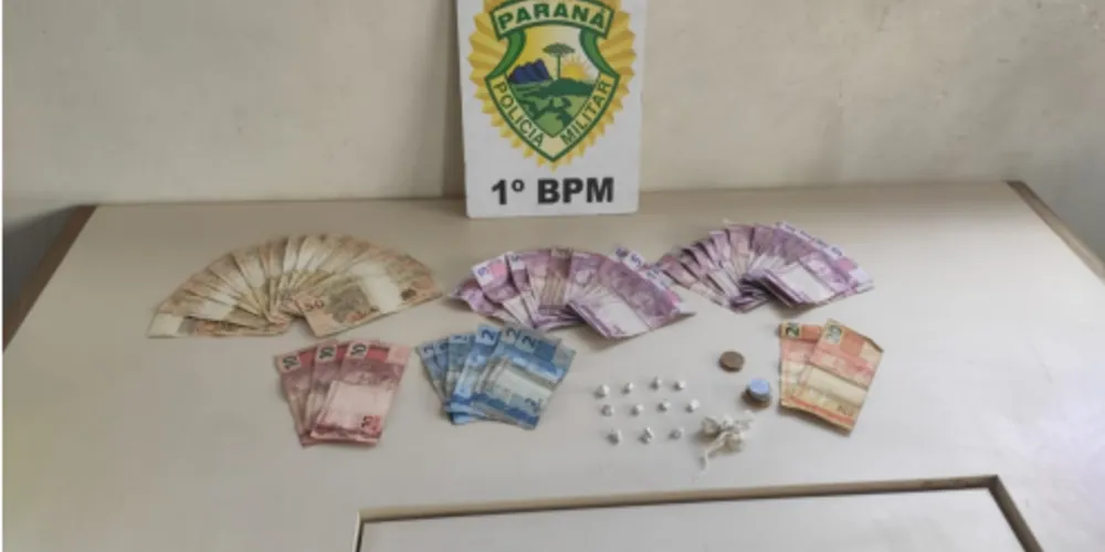 Também foi encontrada certa quantia em dinheiro referente a venda das drogas.