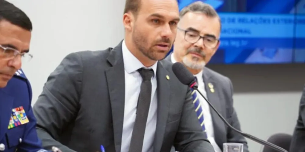 O deputado federal Eduardo Bolsonaro (PL-SP) ironizou a tortura sofrida pela jornalista Míriam Leitão durante a ditadura militar.