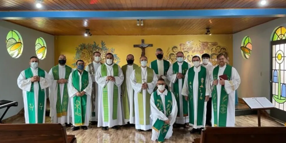 Ao fim dos trabalhos de terça-feira, os presbíteros foram até a Paróquia Sant’Ana para rezar as Vésperas, dentro da igreja.