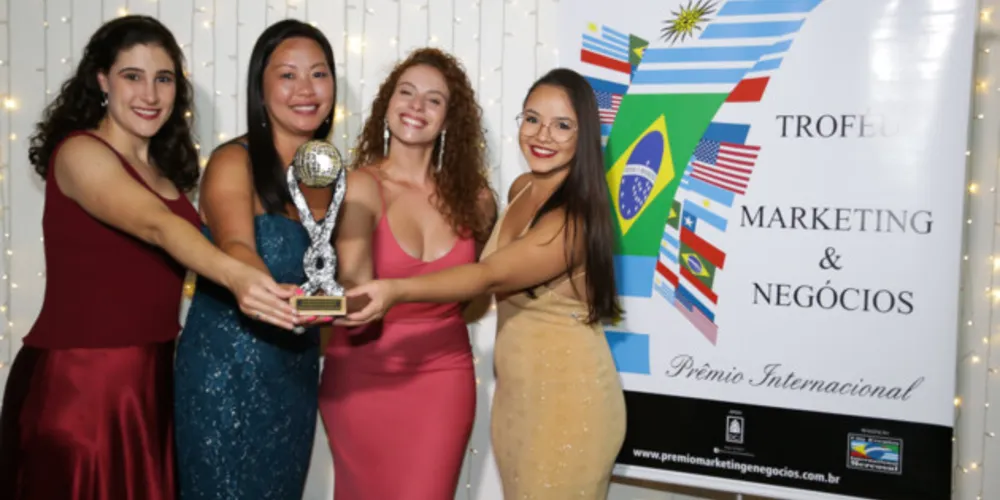 Representantes da Rottas, Angela Molinari, Flávia Chu, Manoella Bortolassi e Jacqueline Oliveira, receberam a premiação