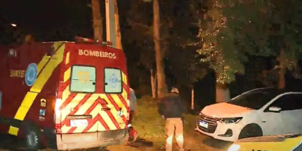 Um jovem, de 28 anos, foi espancado e esfaqueado por agressores na noite desta segunda-feira (11), em Almirante Tamandaré