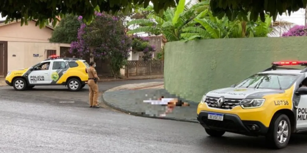 O homem estava na esquina da própria casa e não houve testemunhas do crime.