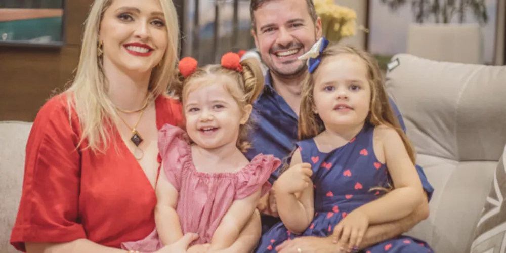 BRINDE À VIDA – Maya Sá Spósito completou seu seu segundo ano de vida na última segunda-feira (7). No registro, a nossa doce aniversariante Maya com seus pais Vinicius e Cynthia Spósito e sua irmã Gia Sá Spósito. Da coluna RC os votos de alegrias e realizações para a querida família.