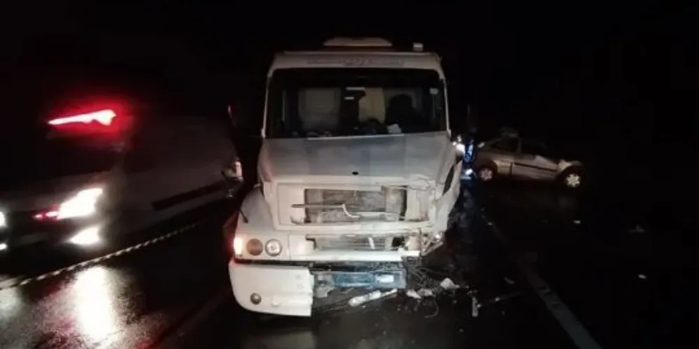 Acidente aconteceu na noite deste sábado (19).