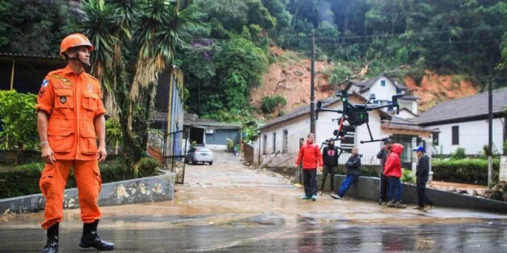 Quatro pessoas estão desaparecidas após deslizamento de terra