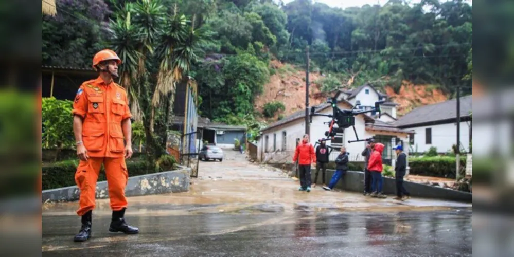 Quatro pessoas estão desaparecidas após deslizamento de terra