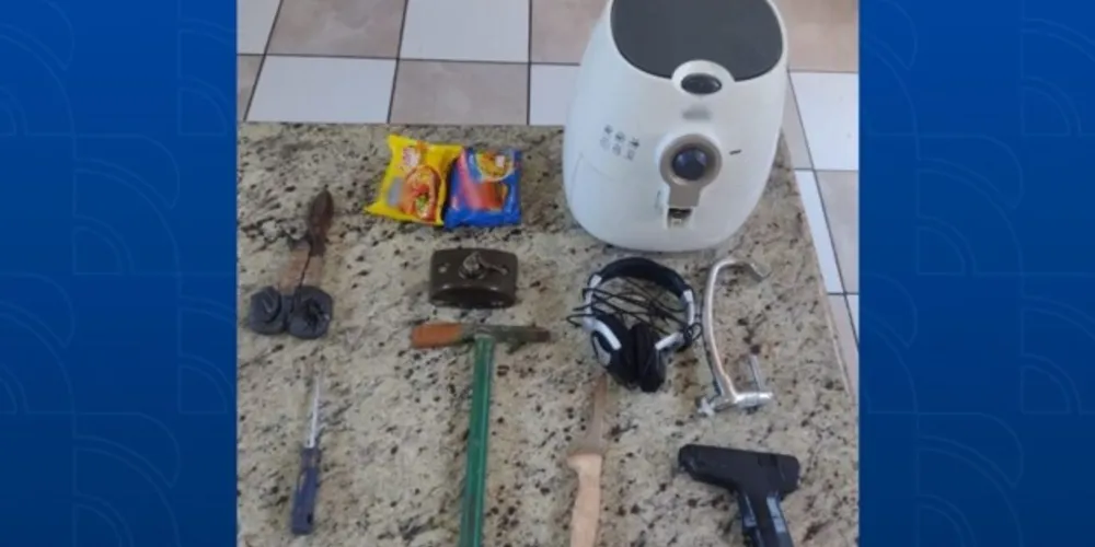 O suspeito furtou uma airfryer, dois macarrões instantâneos e uma caixa de som.