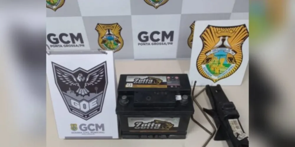 O suspeito foi detido após furtar uma bateria e um macaco.