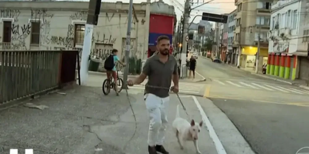 Os repórteres Renato Biasi e Ronaldo de Souza, da TV Globo, foram agredidos quando gravavam uma reportagem sobre a situação da feirinha da madrugada, no Brás, em São Paulo.