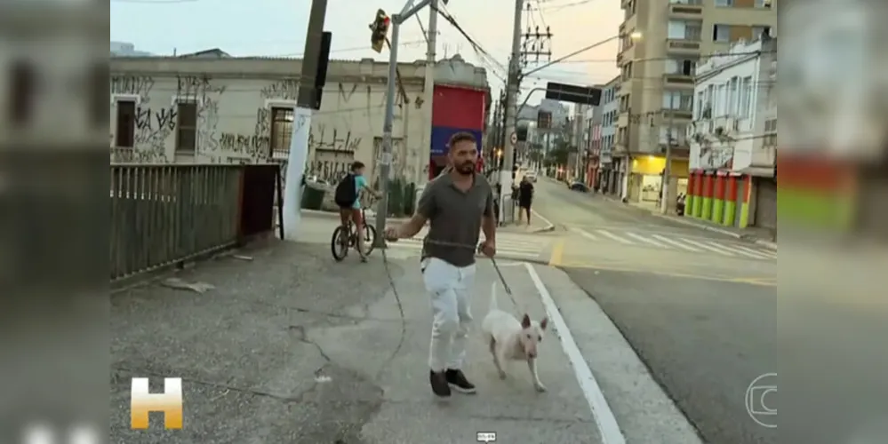 Os repórteres Renato Biasi e Ronaldo de Souza, da TV Globo, foram agredidos quando gravavam uma reportagem sobre a situação da feirinha da madrugada, no Brás, em São Paulo.