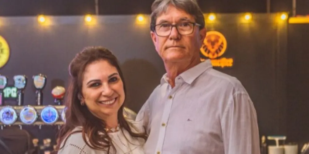 BRINDE À VIDA - O agropecurista Edilson Gorte será muito cumprimentado pela passagem de seu aniversário nesta sexta-feira (25). No registro especial, Edilson e sua esposa Patricia Gorte. Da coluna RC os votos de alegrias e realizações