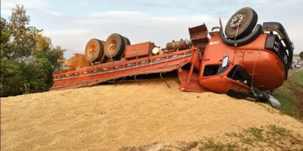 Acidente aconteceu no final da tarde desta terça-feira e fechou a rodovia