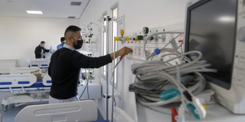 O Estado adotou estratégias como a abertura de mais de 2 mil leitos de UTI e entrega de três hospitais regionais.