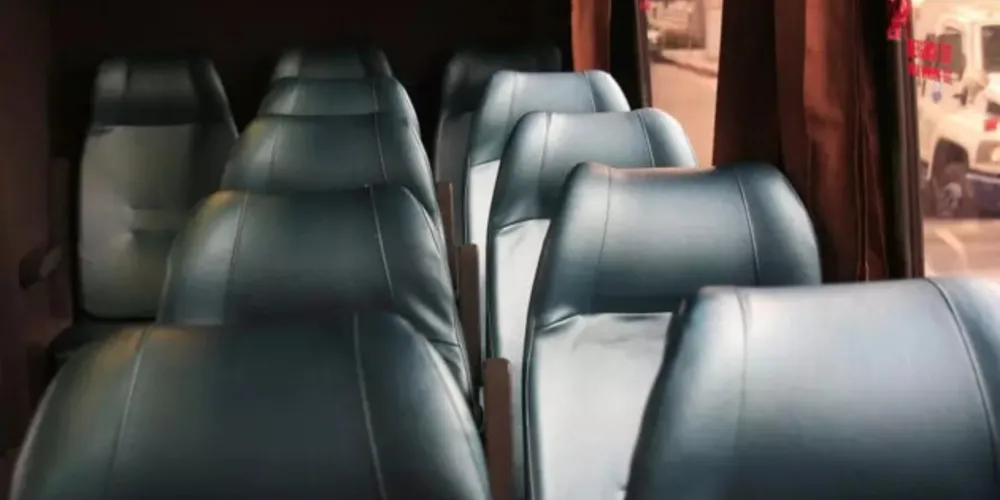 Uma lâmpada acesa dentro de um ônibus de viagem causou uma briga entre dois passageiros.
