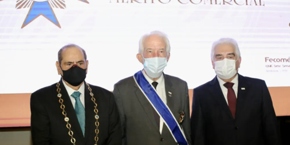O governador em exercício, Darci Piana, foi homenageado nesta segunda-feira (21), com a Ordem Nacional do Mérito Comercial, no grau de Grã-Cruz