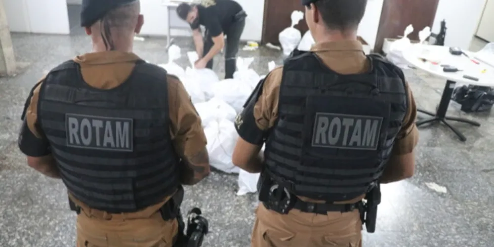 Policiais militares da ROTAM de Paranaguá localizam depósito com pasta base de cocaína estimada em R$ 150 milhões.
