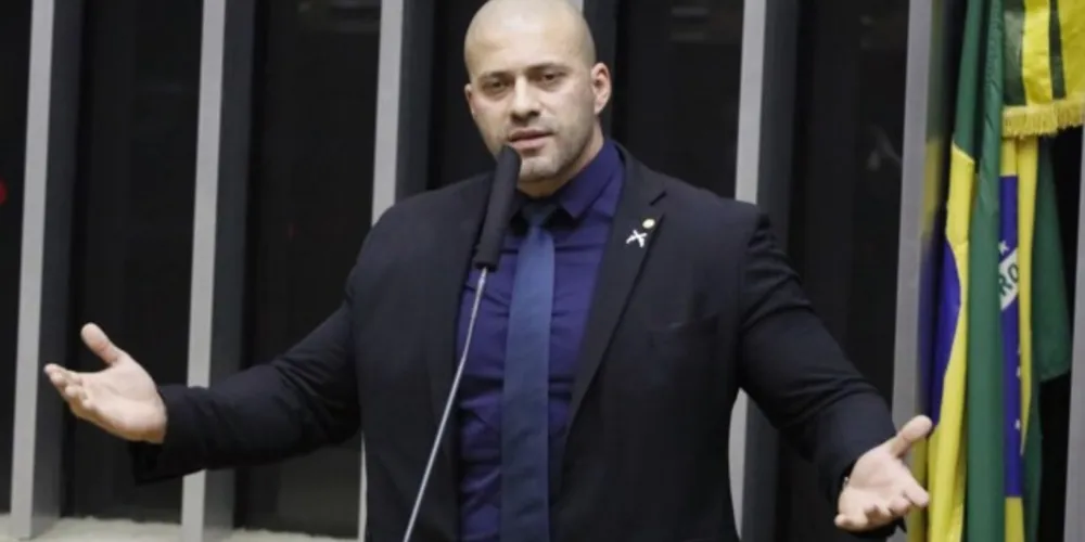 Parlamentar foi condenado por por crimes de ameaça ao Estado Democrático de Direito e coação no curso do processo