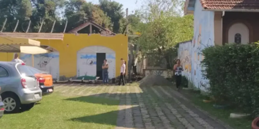 O depósito nos fundos de uma creche particular no bairro Fazendinha, em Curitiba, pegou fogo e mobilizou o Corpo de Bombeiros, na manhã desta quarta-feira.