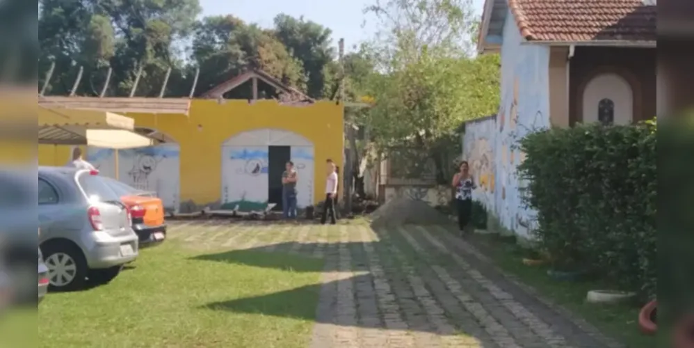 O depósito nos fundos de uma creche particular no bairro Fazendinha, em Curitiba, pegou fogo e mobilizou o Corpo de Bombeiros, na manhã desta quarta-feira.