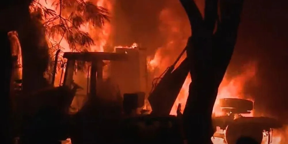 Apesar de três caminhões e um trator serem destruídos, nenhuma pessoa ficou ferida.
