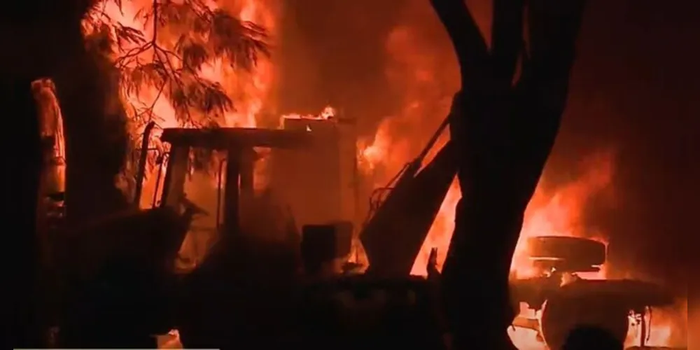 Apesar de três caminhões e um trator serem destruídos, nenhuma pessoa ficou ferida.