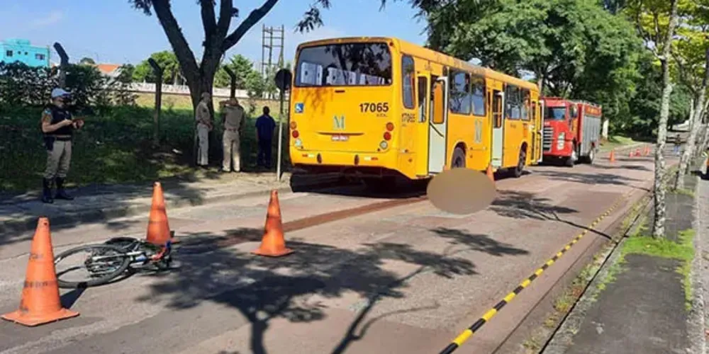 Um ciclista, de 25 anos, morreu depois que foi atropelado por um ônibus, no bairro Capão da Imbuia, em Curitiba.