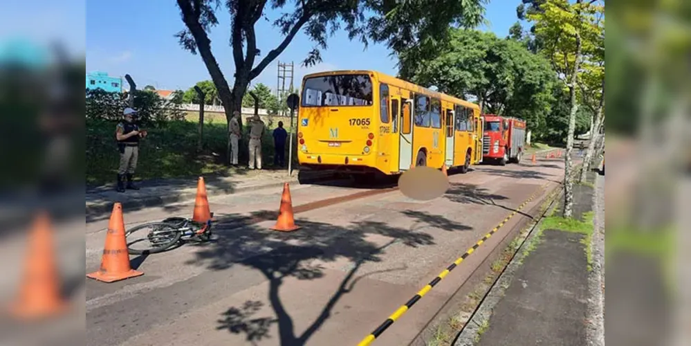 Um ciclista, de 25 anos, morreu depois que foi atropelado por um ônibus, no bairro Capão da Imbuia, em Curitiba.