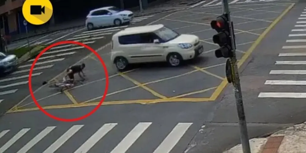 O rapaz foi atropelado após furtar um celular no centro de Curitiba.