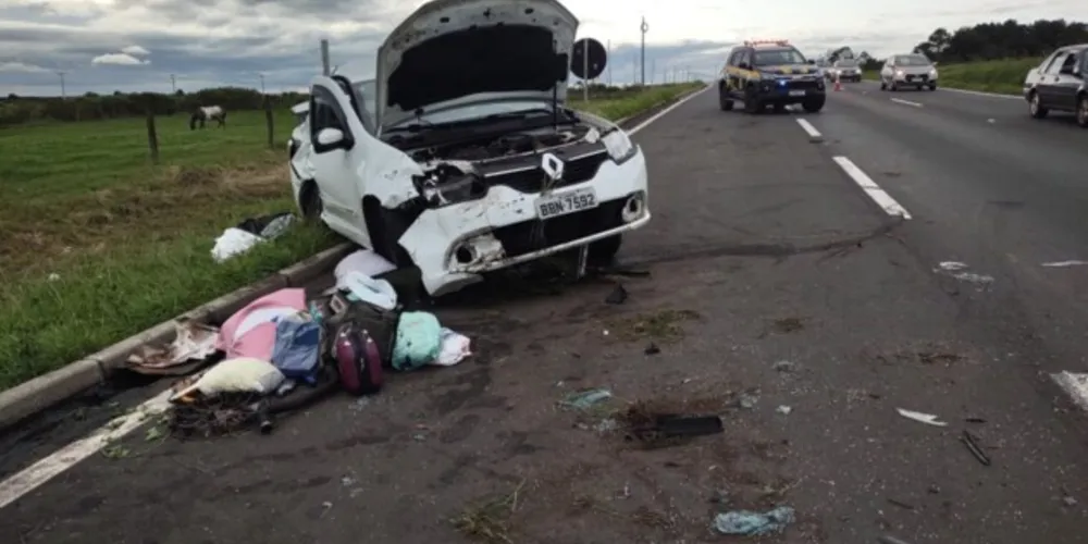 Família viajava no veículo Logan que bateu contra um caminhão
