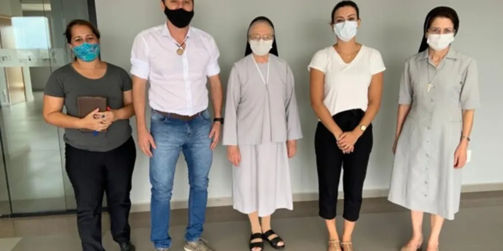 Deputada Estadual ao lado de diretores do Hospital do CoraçãoBom Jesus
