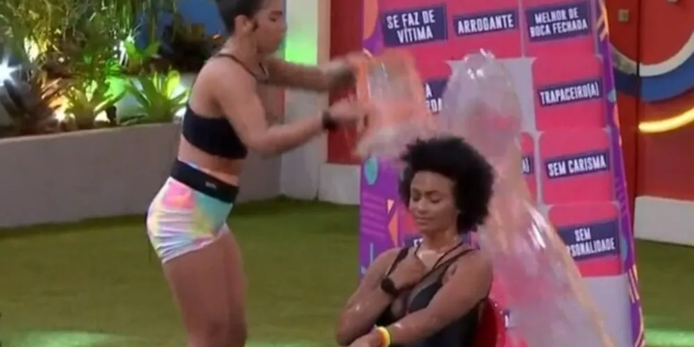 Maria derrama balde de água suja em Natália durante Jogo da Discórdia no BBB