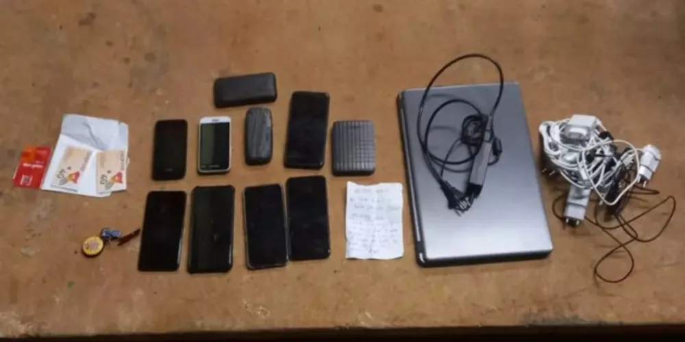 Foram contabilizados nove aparelhos, uma máquina de cartão, um revólver, uma pistola, carregadores e munições.