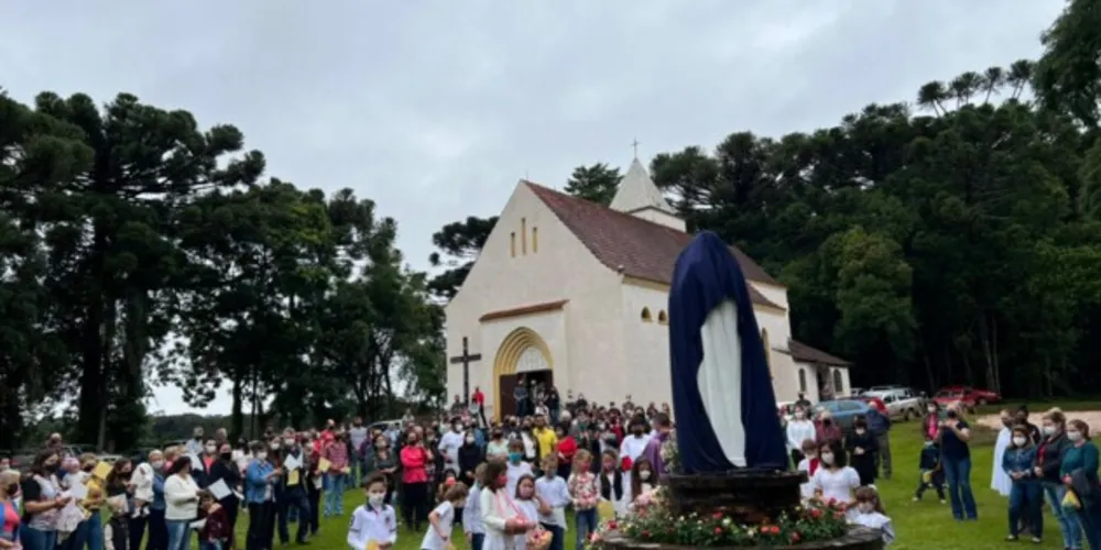 Os moradores aguardando para conhecer a imagem da santa, no memorial