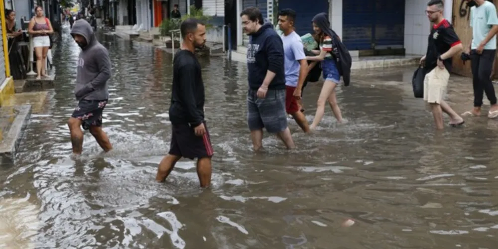 Os bombeiros ainda buscam cinco desaparecidos no sul do estado, sendo quatro em Angra dos Reis e um em Paraty.