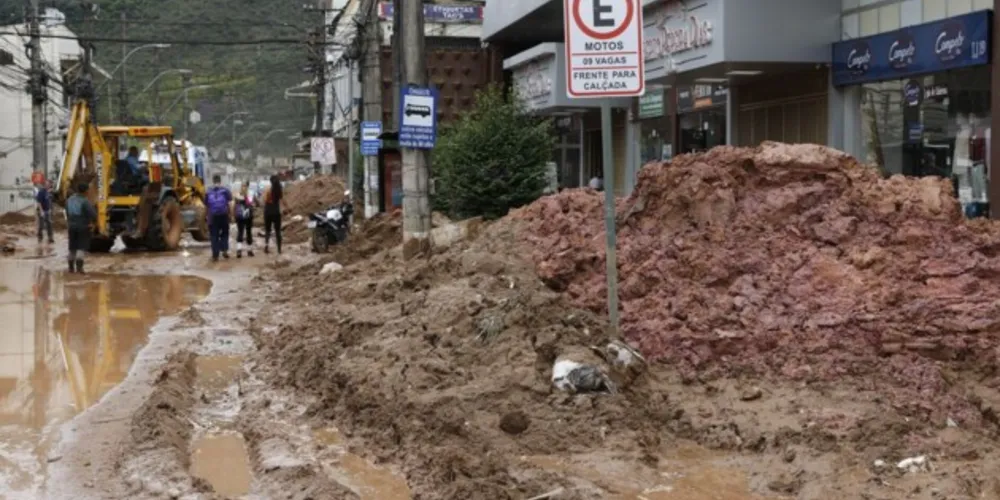 Imagem ilustrativa da imagem Número de mortos em tragédia de Petrópolis sobe para 138
